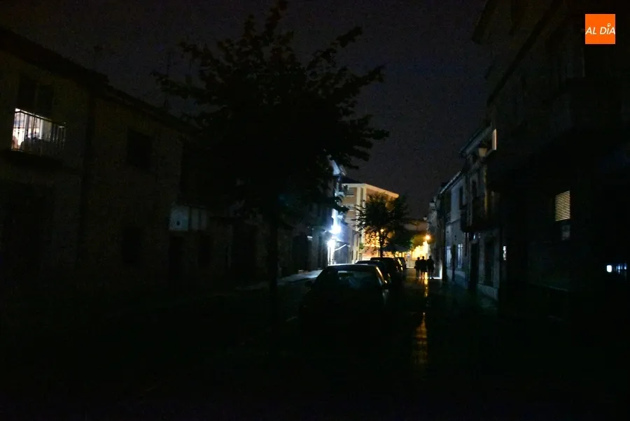 Foto 5 - Parte del barrio de San Crist&oacute;bal inicia la noche con un apag&oacute;n callejero