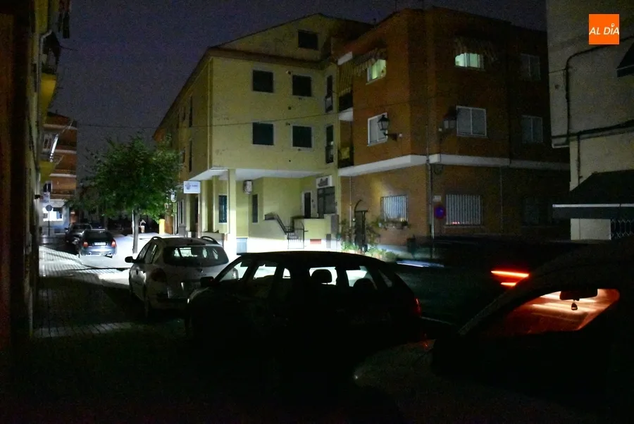 Foto 4 - Parte del barrio de San Crist&oacute;bal inicia la noche con un apag&oacute;n callejero