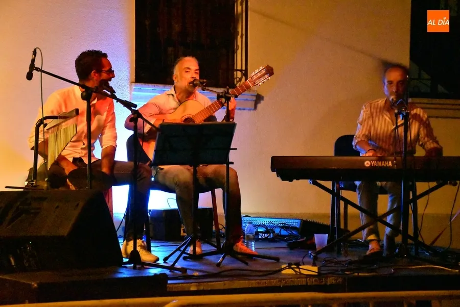 Foto 5 - Gran animaci&oacute;n en el concierto de Akay Flamenco en el barrio de San Andr&eacute;s