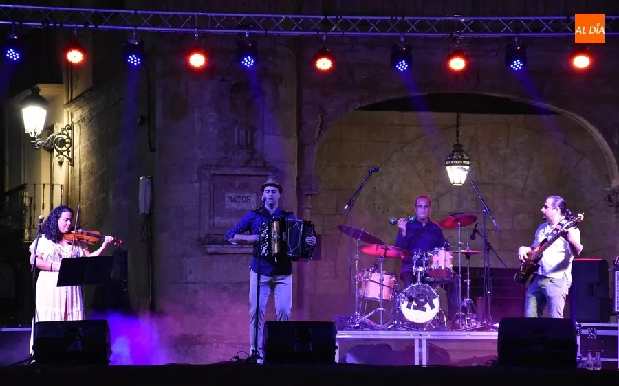 Foto 11 - Ra&uacute;l de Dios abre los conciertos de folklore en la Plaza Mayor mirobrigense