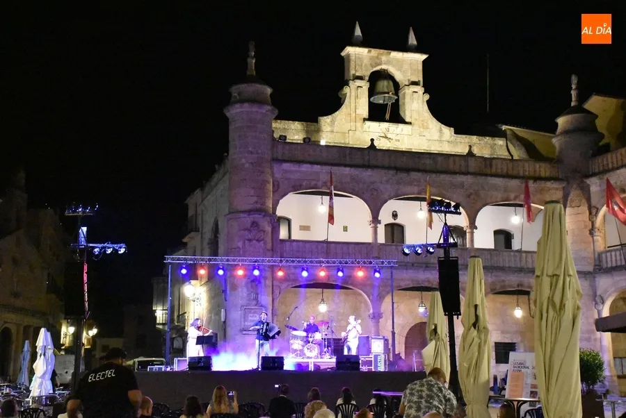 Foto 10 - Ra&uacute;l de Dios abre los conciertos de folklore en la Plaza Mayor mirobrigense