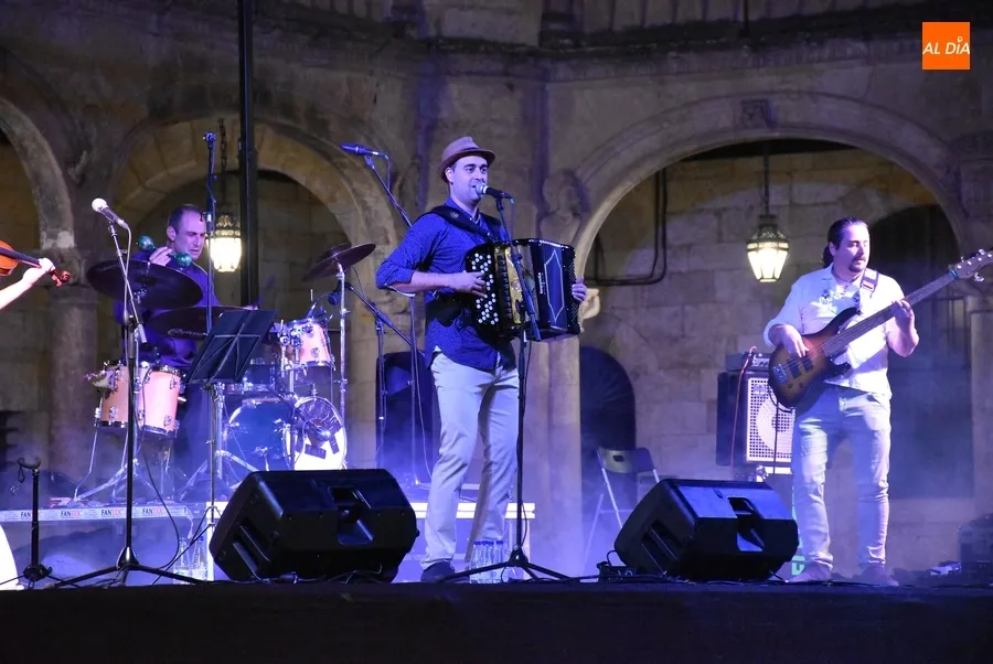 Foto 9 - Ra&uacute;l de Dios abre los conciertos de folklore en la Plaza Mayor mirobrigense