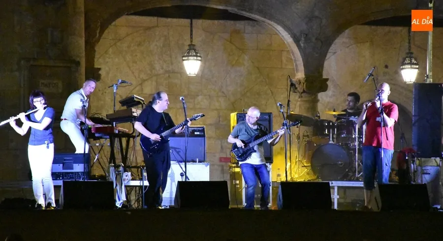 Foto 11 - La Plaza Mayor se llena de ritmos celtas con el grupo Triquel