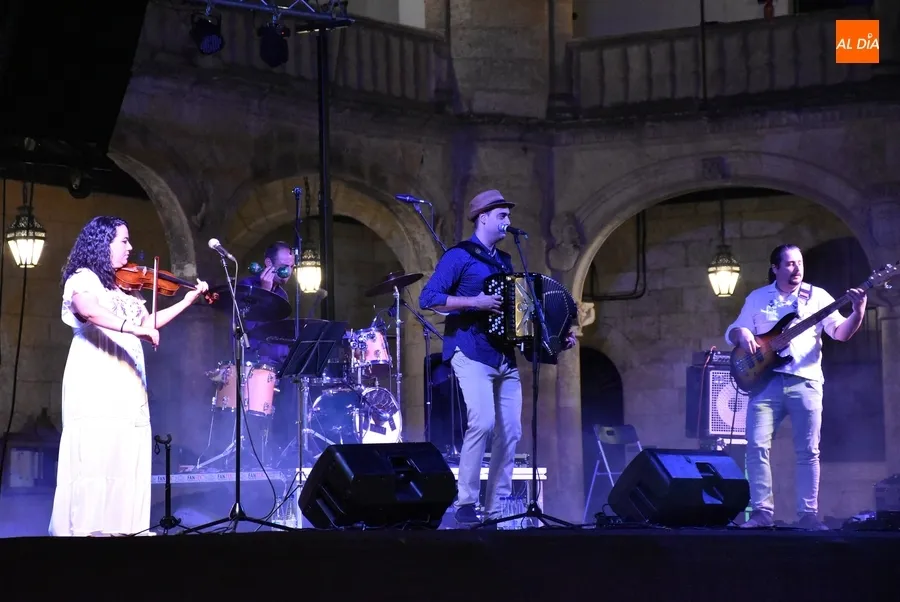 Foto 8 - Ra&uacute;l de Dios abre los conciertos de folklore en la Plaza Mayor mirobrigense