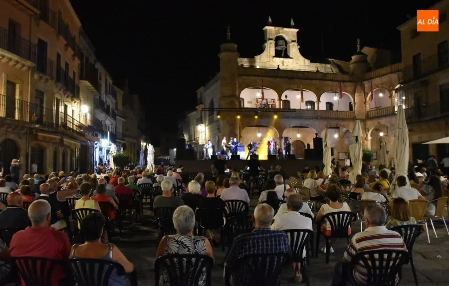 Foto 10 - La Plaza Mayor se llena de ritmos celtas con el grupo Triquel
