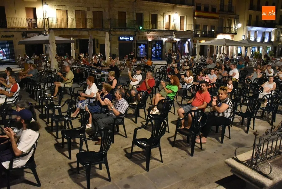Foto 7 - Ra&uacute;l de Dios abre los conciertos de folklore en la Plaza Mayor mirobrigense