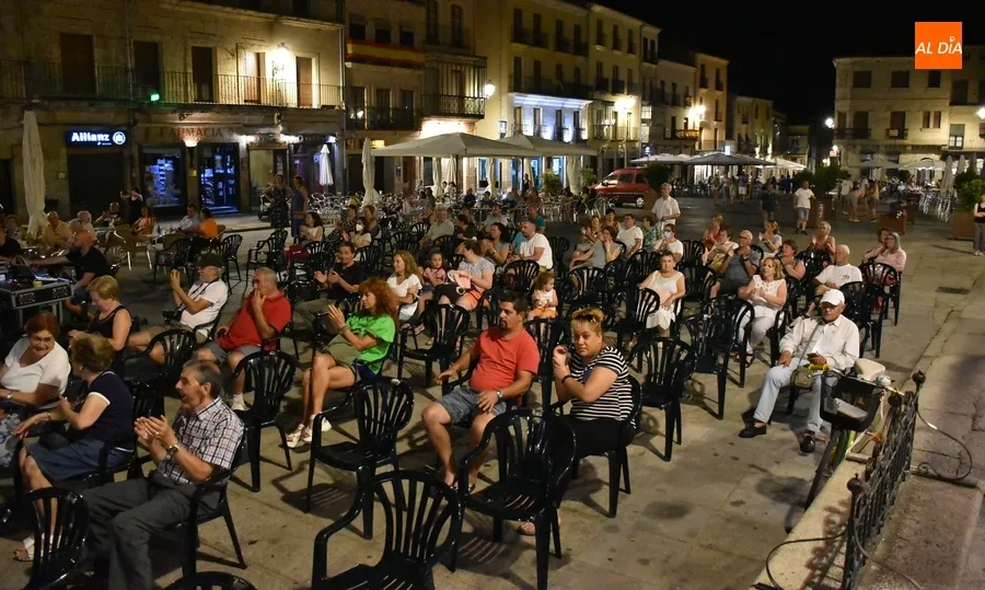 Foto 6 - Ra&uacute;l de Dios abre los conciertos de folklore en la Plaza Mayor mirobrigense