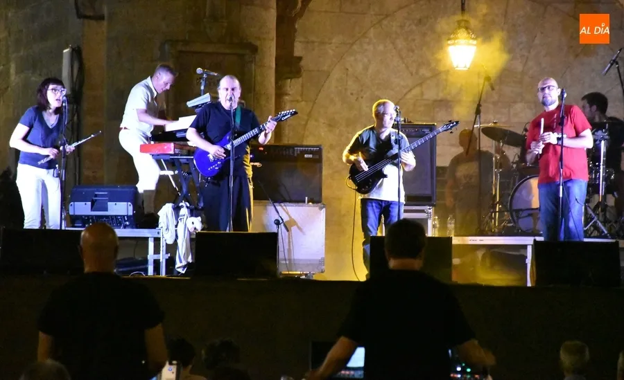Foto 8 - La Plaza Mayor se llena de ritmos celtas con el grupo Triquel
