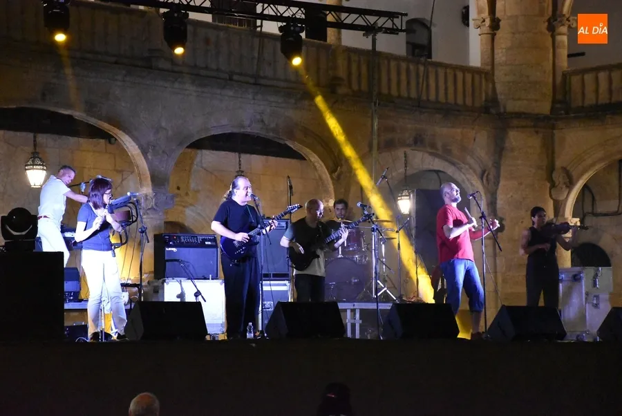 Foto 7 - La Plaza Mayor se llena de ritmos celtas con el grupo Triquel