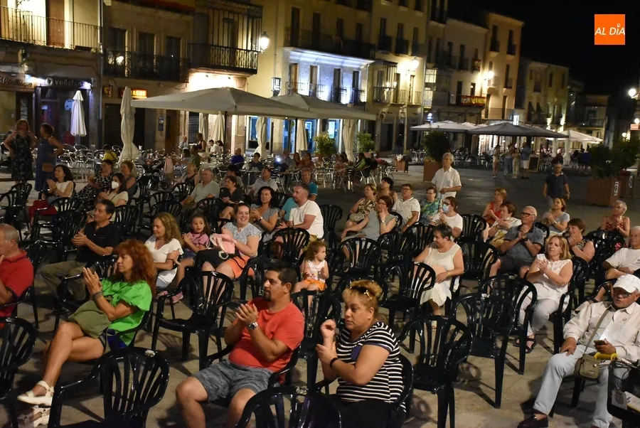 Foto 4 - Ra&uacute;l de Dios abre los conciertos de folklore en la Plaza Mayor mirobrigense