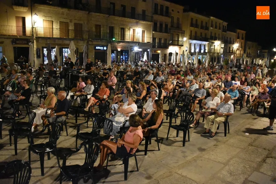 Foto 6 - La Plaza Mayor se llena de ritmos celtas con el grupo Triquel