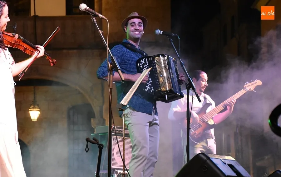 Foto 3 - Ra&uacute;l de Dios abre los conciertos de folklore en la Plaza Mayor mirobrigense