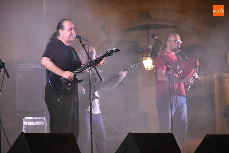 Foto 5 - La Plaza Mayor se llena de ritmos celtas con el grupo Triquel