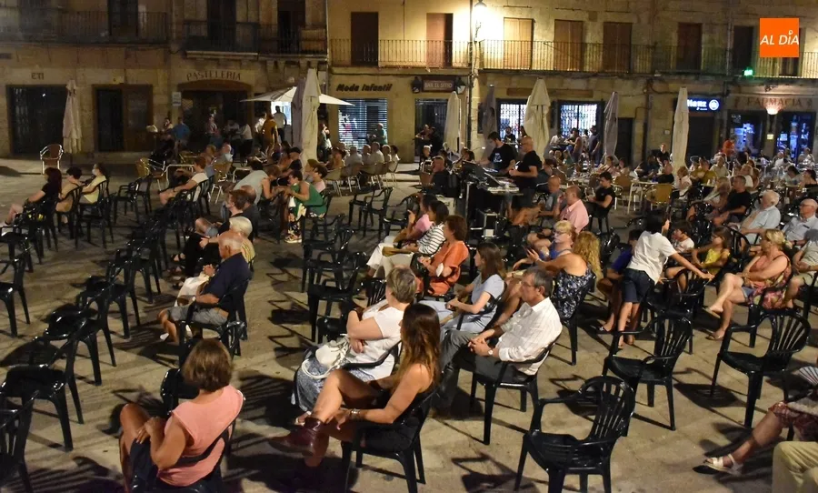 Foto 4 - La Plaza Mayor se llena de ritmos celtas con el grupo Triquel