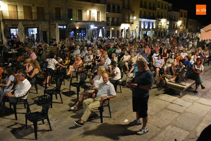 Foto 3 - La Plaza Mayor se llena de ritmos celtas con el grupo Triquel
