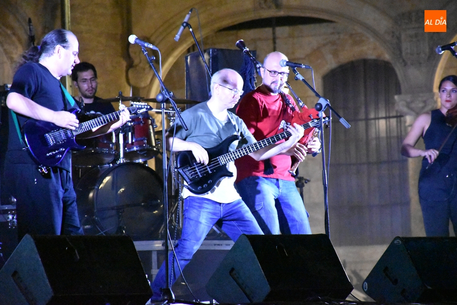 Foto 2 - La Plaza Mayor se llena de ritmos celtas con el grupo Triquel