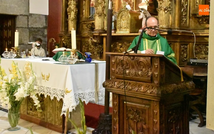 Foto 2 - Los vecinos de San Andr&eacute;s se re&uacute;nen en torno a la mesa tras asistir a una eucarist&iacute;a