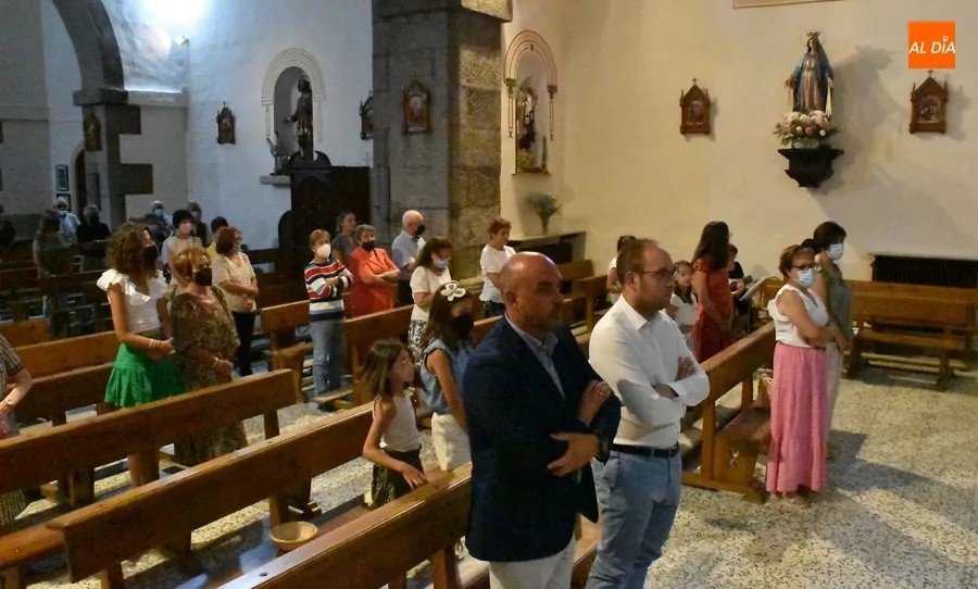 Foto 4 - Los vecinos de San Andr&eacute;s se re&uacute;nen en torno a la mesa tras asistir a una eucarist&iacute;a