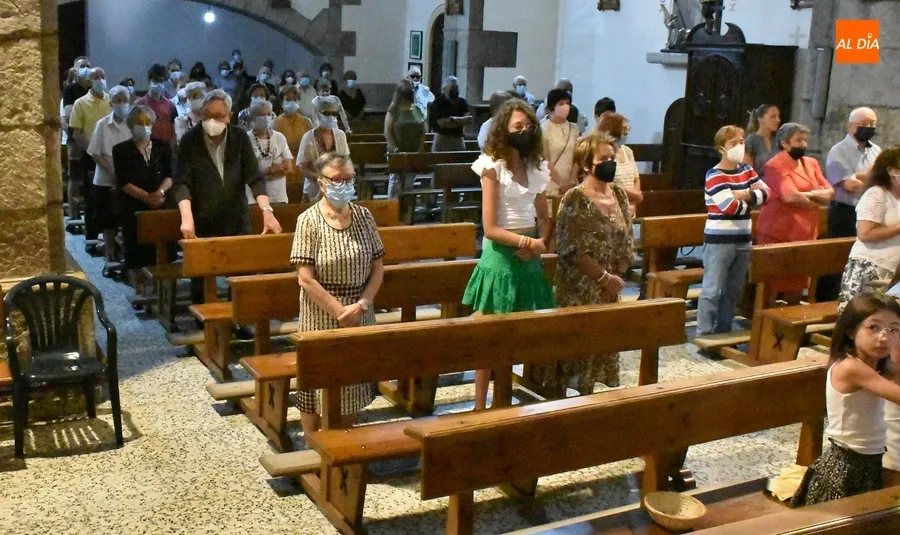 Foto 5 - Los vecinos de San Andr&eacute;s se re&uacute;nen en torno a la mesa tras asistir a una eucarist&iacute;a