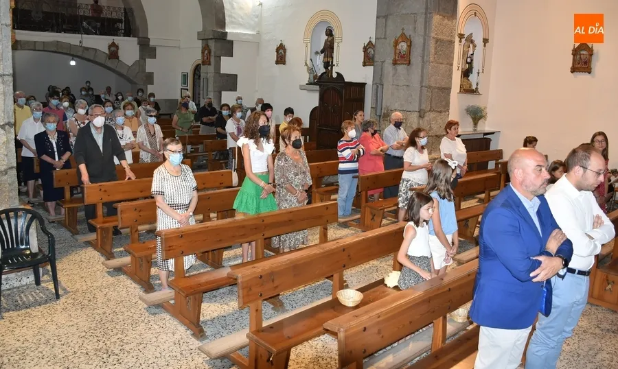 Foto 6 - Los vecinos de San Andr&eacute;s se re&uacute;nen en torno a la mesa tras asistir a una eucarist&iacute;a