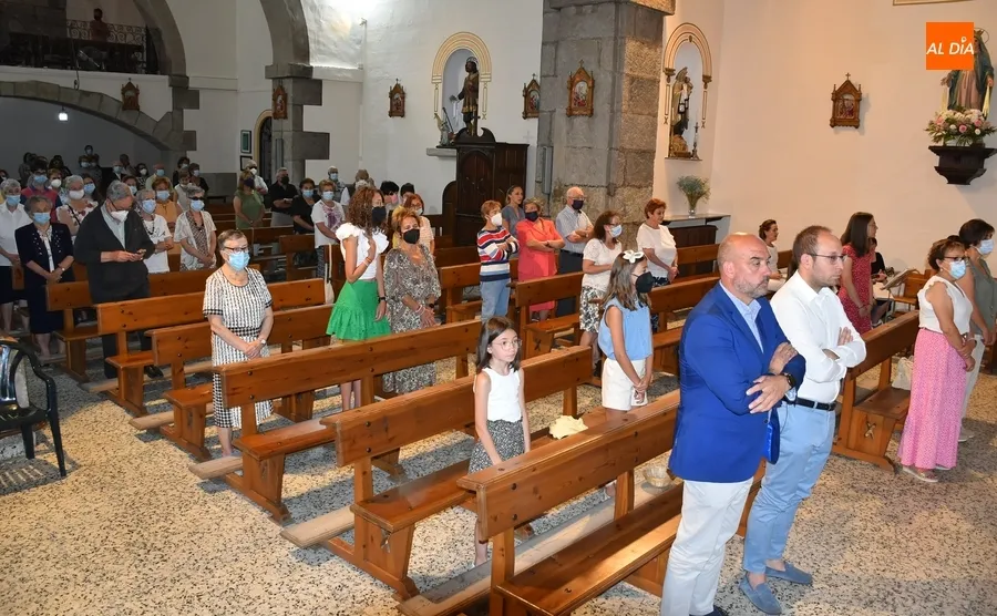 Foto 7 - Los vecinos de San Andr&eacute;s se re&uacute;nen en torno a la mesa tras asistir a una eucarist&iacute;a