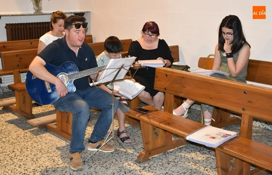 Foto 8 - Los vecinos de San Andr&eacute;s se re&uacute;nen en torno a la mesa tras asistir a una eucarist&iacute;a