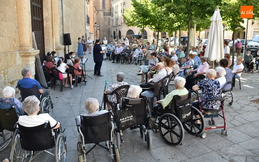 Foto 4 - Un centenar de personas conmemora en Mir&oacute;briga la Jornada Mundial de los Abuelos y de los Mayores