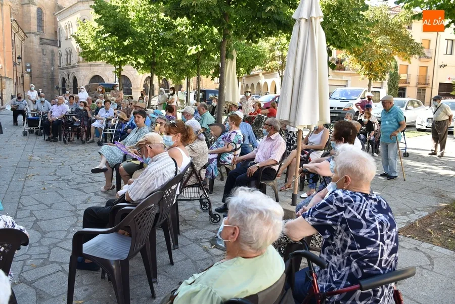 Foto 6 - Un centenar de personas conmemora en Mir&oacute;briga la Jornada Mundial de los Abuelos y de los Mayores