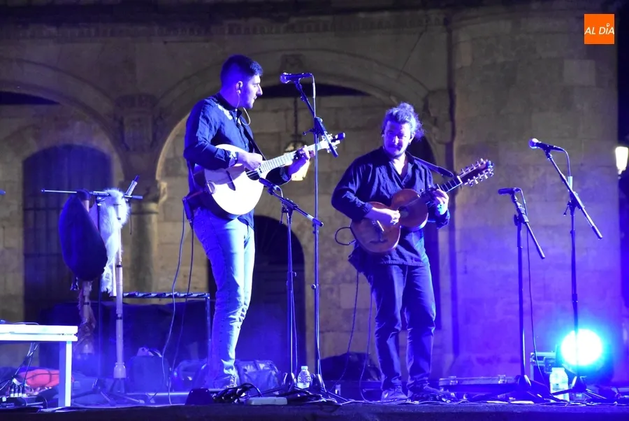 Foto 11 - El grupo portugu&eacute;s Tragsa anima la velada del mi&eacute;rcoles en la Plaza Mayor