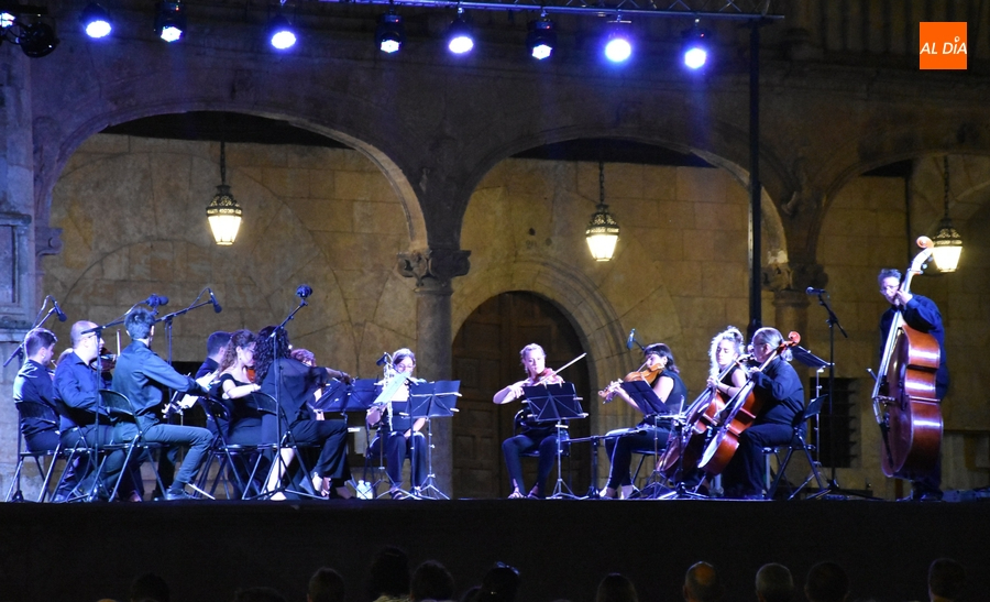 Foto 2 - Noche de cine en la Plaza Mayor con la Orquesta de Cámara del Casino de Salamanca