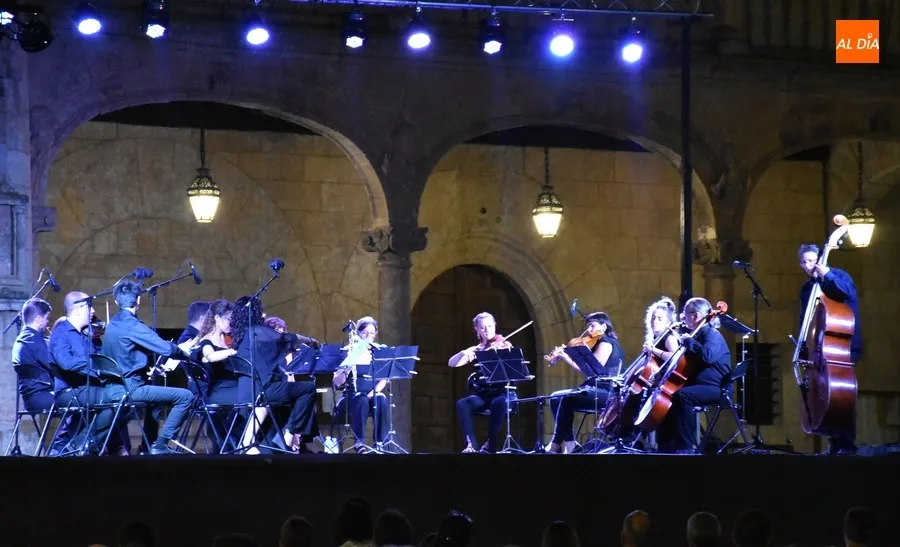 Foto 2 - Noche de cine en la Plaza Mayor con la Orquesta de C&aacute;mara del Casino de Salamanca