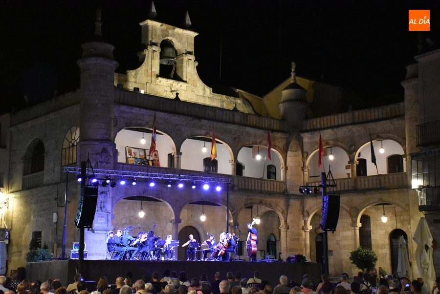 Foto 3 - Noche de cine en la Plaza Mayor con la Orquesta de Cámara del Casino de Salamanca