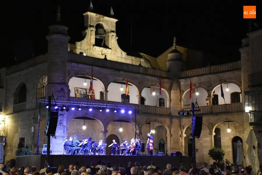 Foto 3 - Noche de cine en la Plaza Mayor con la Orquesta de C&aacute;mara del Casino de Salamanca