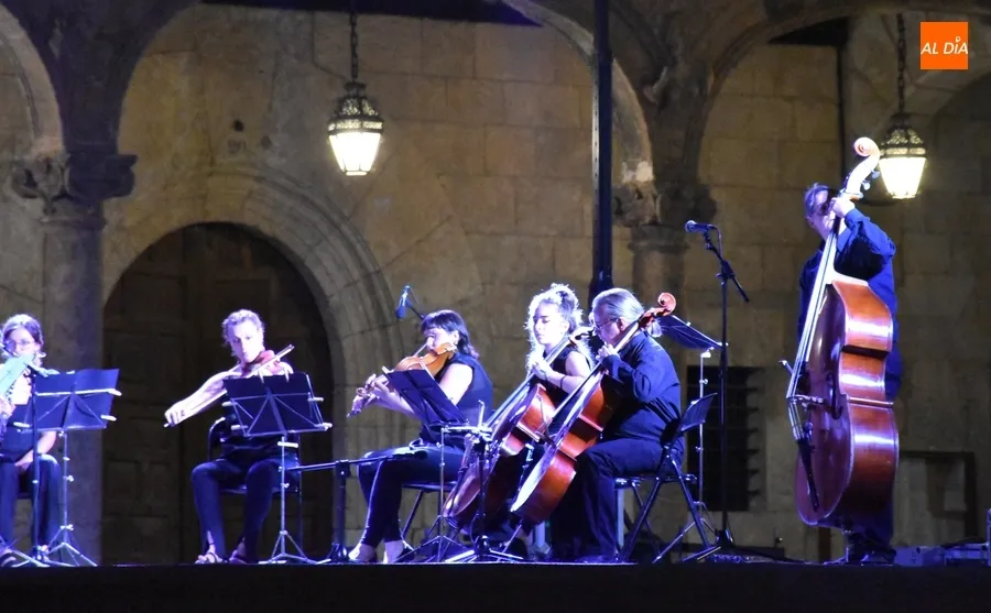 Foto 4 - Noche de cine en la Plaza Mayor con la Orquesta de C&aacute;mara del Casino de Salamanca