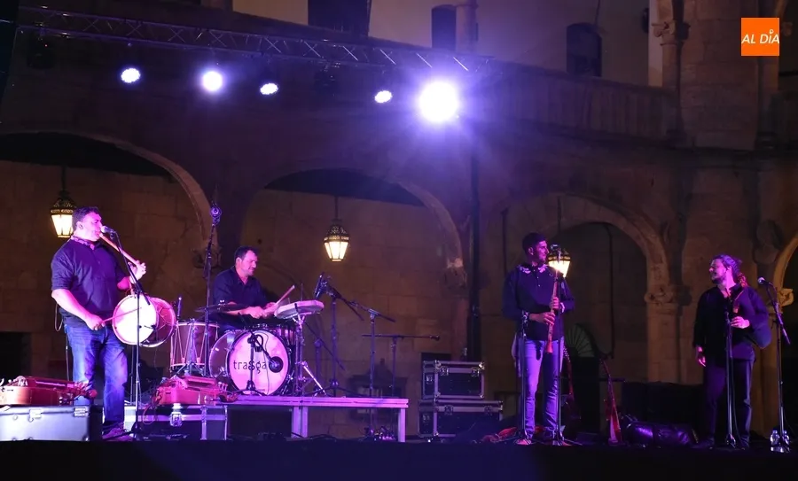 Foto 7 - El grupo portugu&eacute;s Tragsa anima la velada del mi&eacute;rcoles en la Plaza Mayor