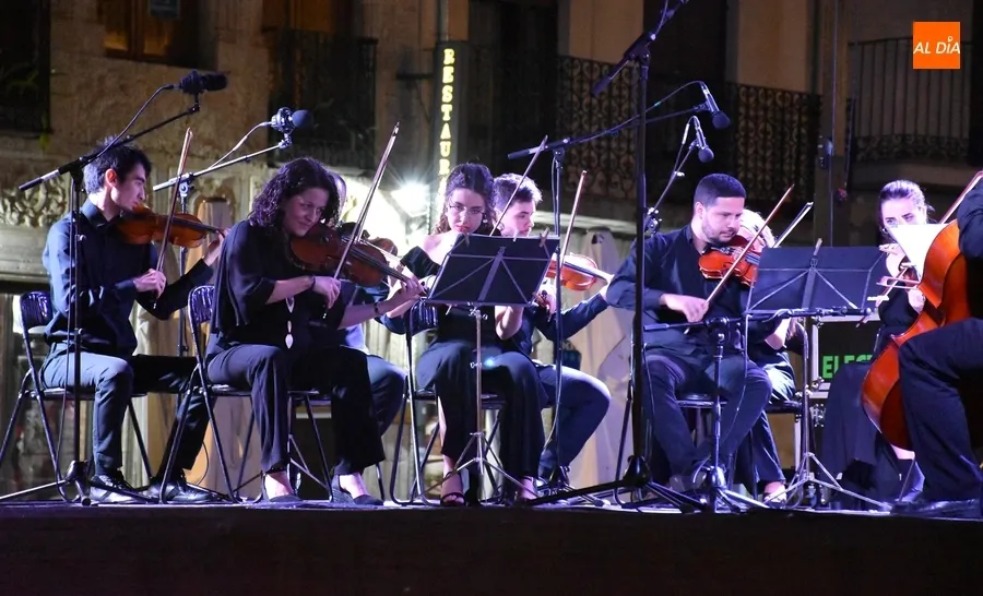Foto 7 - Noche de cine en la Plaza Mayor con la Orquesta de C&aacute;mara del Casino de Salamanca