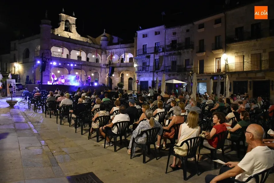 Foto 3 - El grupo portugu&eacute;s Tragsa anima la velada del mi&eacute;rcoles en la Plaza Mayor
