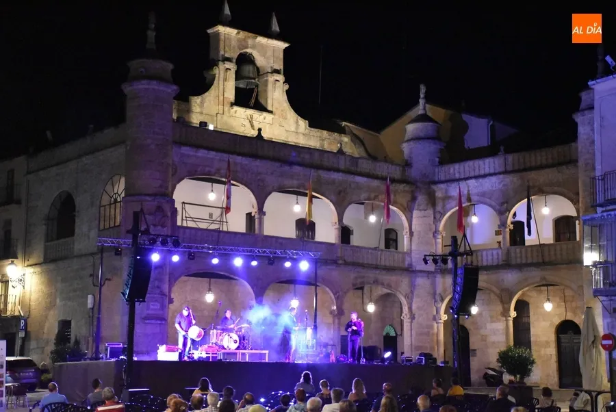 Foto 2 - El grupo portugu&eacute;s Tragsa anima la velada del mi&eacute;rcoles en la Plaza Mayor