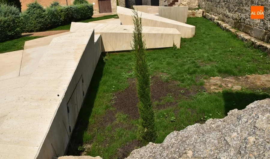 Foto 11 - As&iacute; luce el nuevo foso que se ha configurado en la Plazuela de Amayuelas