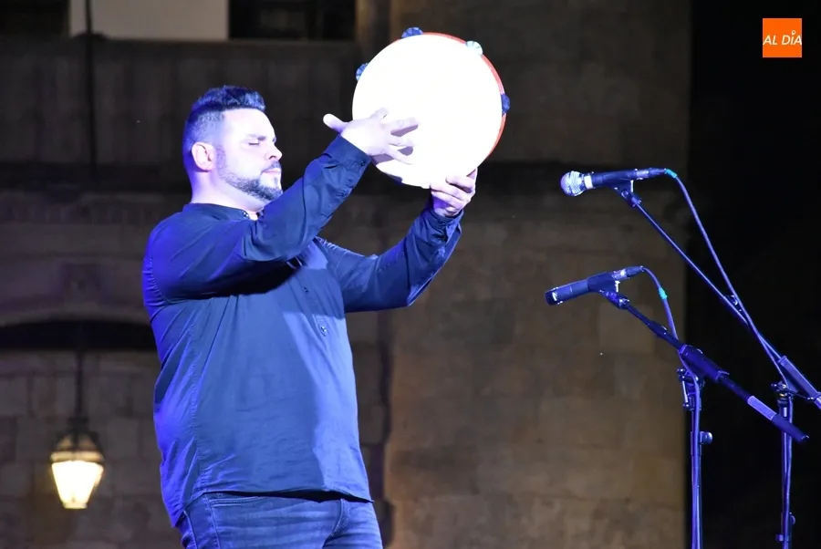 Foto 4 - Luis Antonio Pedraza, descendiente de Campillo de Azaba, lidera la noche del jueves en la Plaza