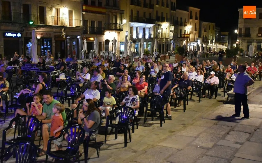 Foto 6 - Luis Antonio Pedraza, descendiente de Campillo de Azaba, lidera la noche del jueves en la Plaza