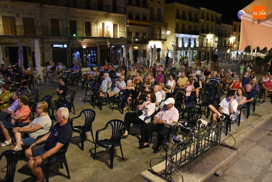 Foto 7 - Luis Antonio Pedraza, descendiente de Campillo de Azaba, lidera la noche del jueves en la Plaza