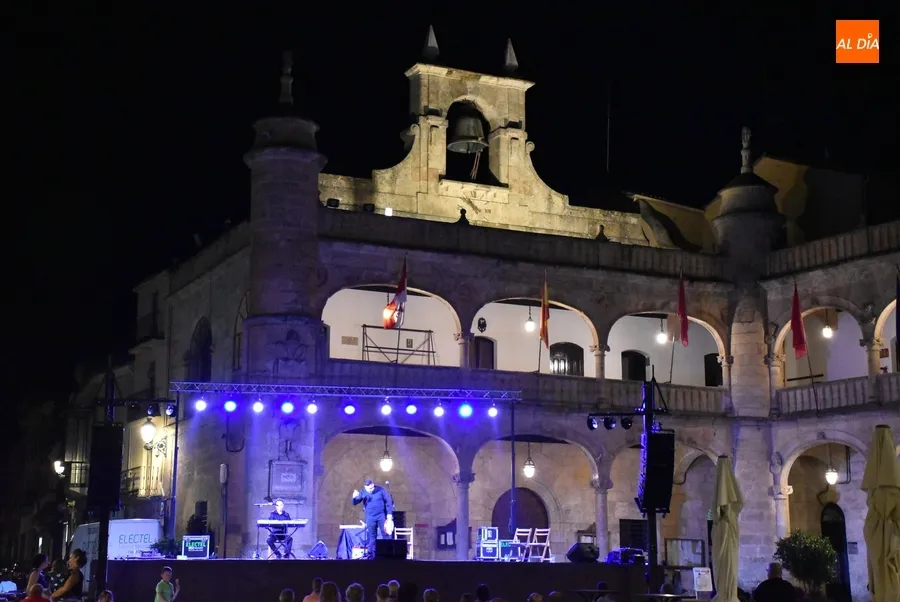 Foto 9 - Luis Antonio Pedraza, descendiente de Campillo de Azaba, lidera la noche del jueves en la Plaza