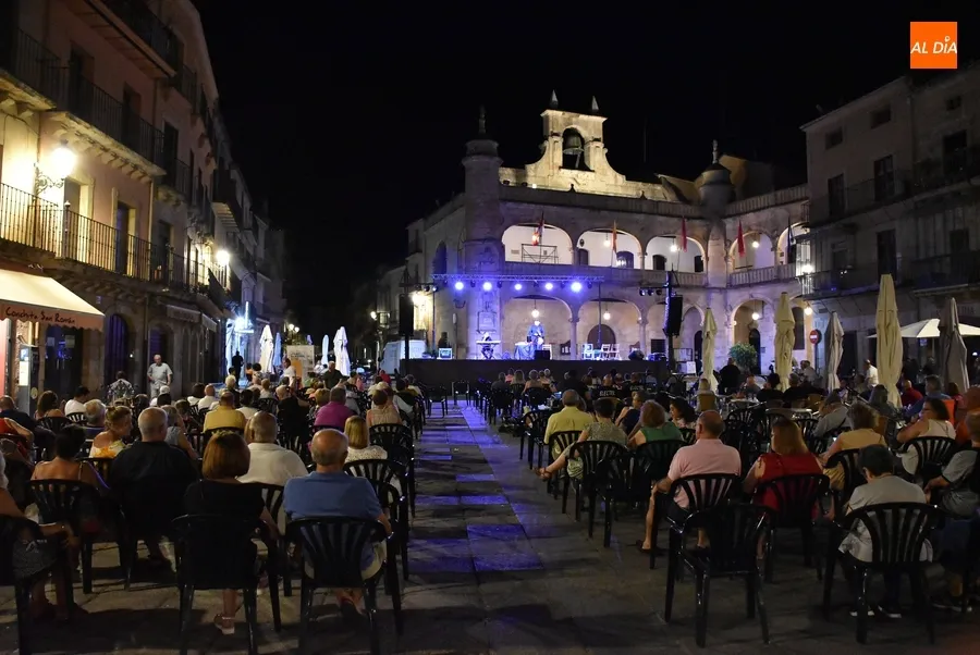 Foto 10 - Luis Antonio Pedraza, descendiente de Campillo de Azaba, lidera la noche del jueves en la Plaza