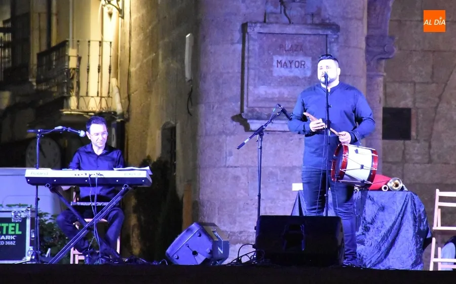 Foto 11 - Luis Antonio Pedraza, descendiente de Campillo de Azaba, lidera la noche del jueves en la Plaza