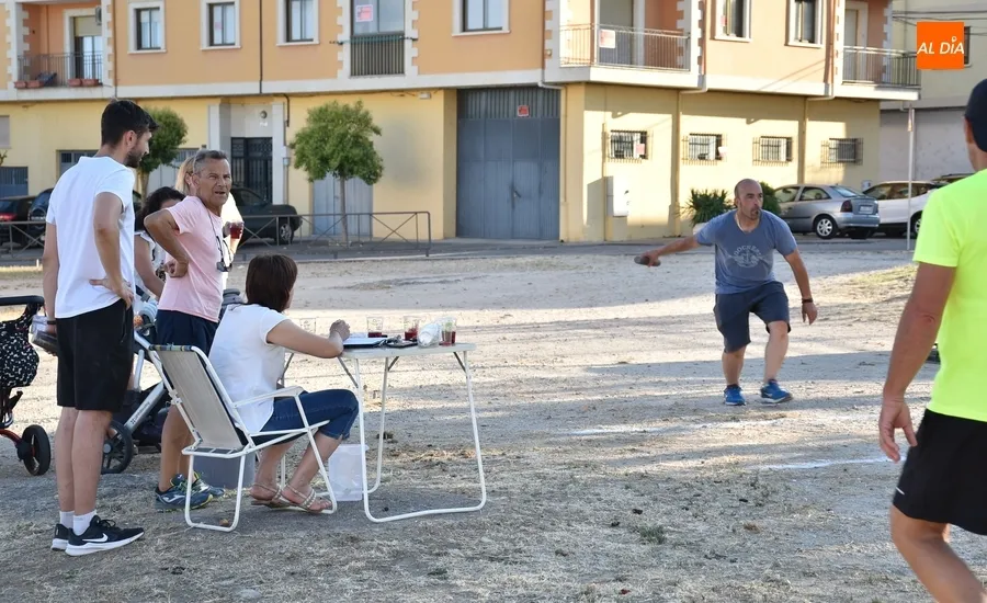 Foto 4 - El barrio de Las Canteras abre sus fiestas vecinales jugando a la calva