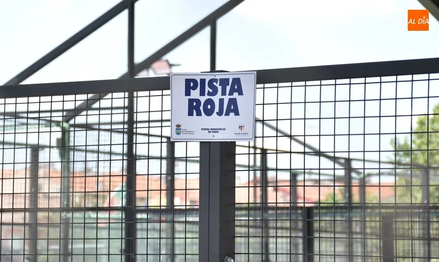 Foto 4 - Un v&aacute;ndalo arroja una piedra a las pistas de p&aacute;del mientras hab&iacute;a gente jugando y revienta un cristal