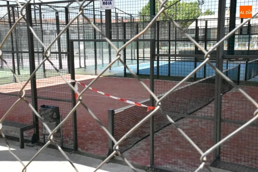 Foto 2 - Un v&aacute;ndalo arroja una piedra a las pistas de p&aacute;del mientras hab&iacute;a gente jugando y revienta un cristal
