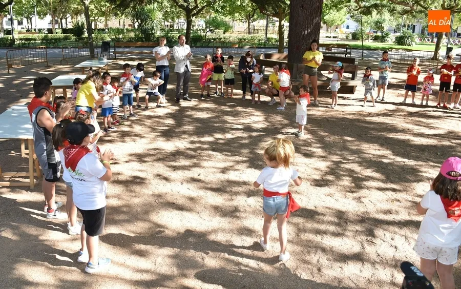 Foto 10 - Miembros del Equipo de Gobierno visitan &lsquo;Nos reciclamos en verano&rsquo;