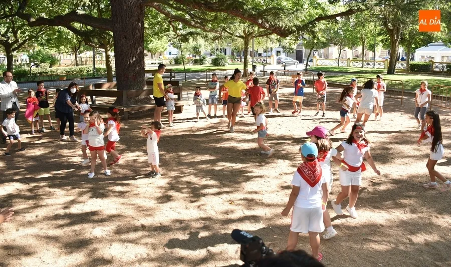 Foto 6 - Miembros del Equipo de Gobierno visitan &lsquo;Nos reciclamos en verano&rsquo;